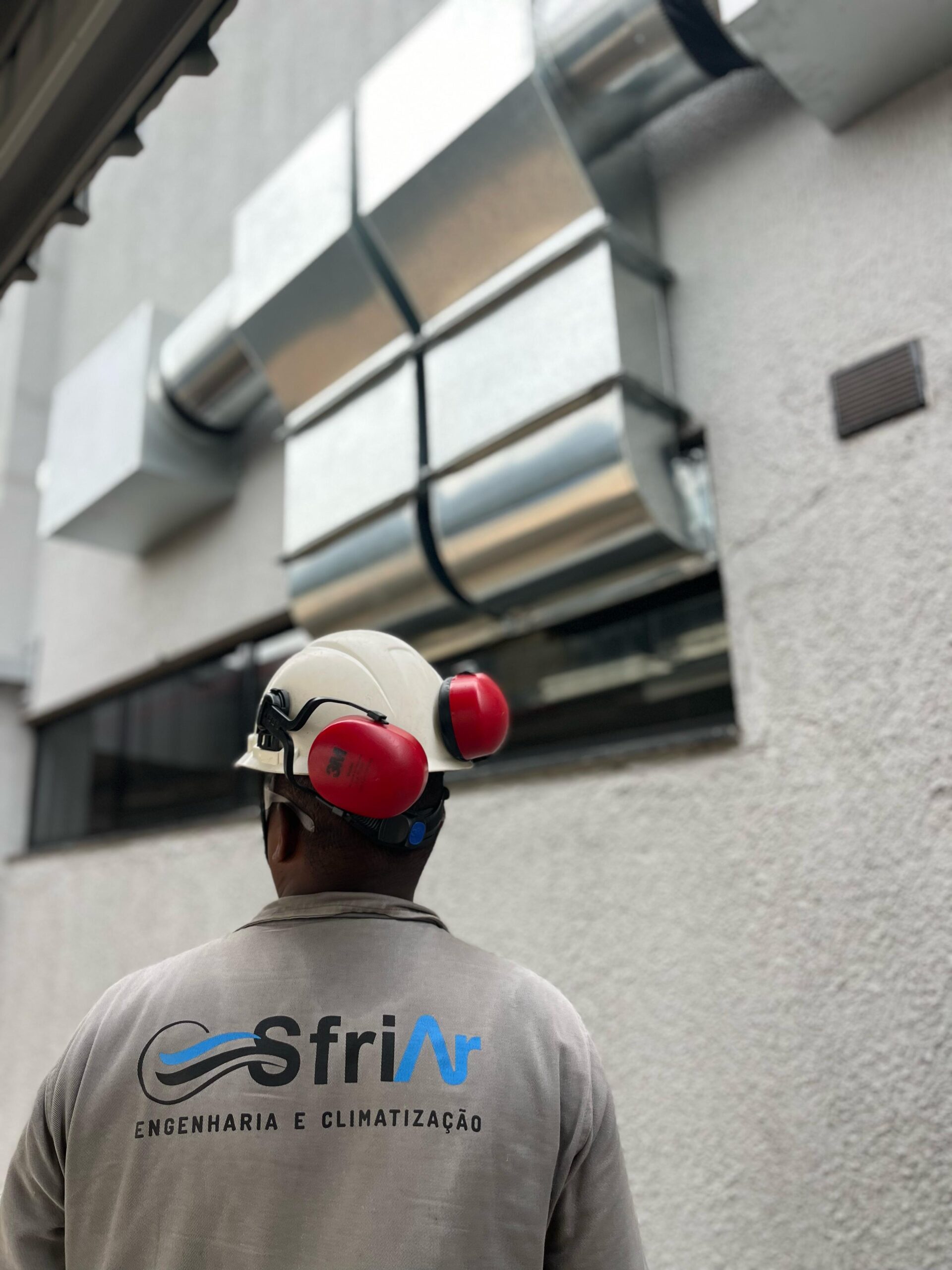 Equipe da SfriAr realizando serviço de ar condicionado em Anápolis